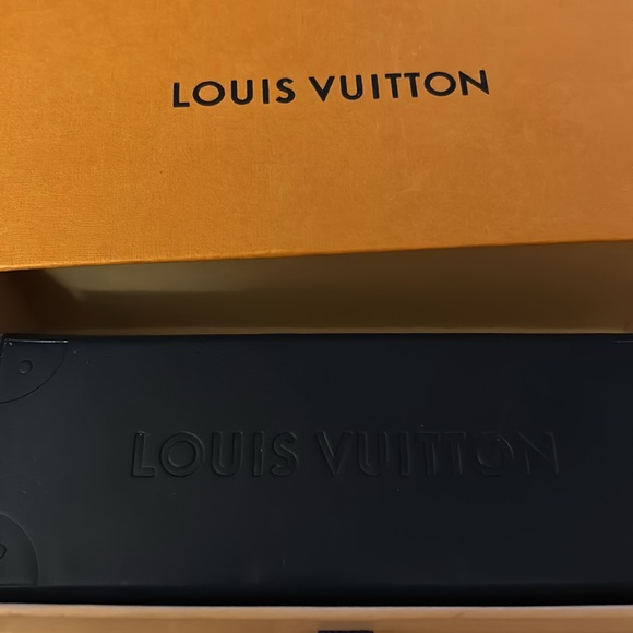 Louis Vuitton Grease Mask Gradient Aubergine Monogram Sunglassess - Picture 13 of 14